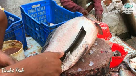 Big rohu fish cutting and chopping by a fish cutting expert at a fish market