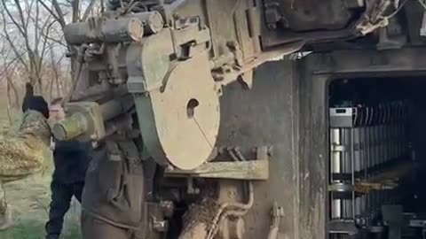 Operation of a self-propelled howitzer