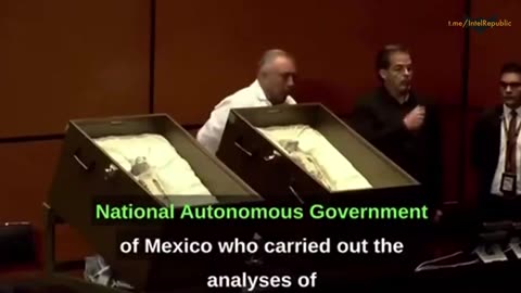 "UFO expert" at Mexican Congress, presenting the world with 3-fingered "Aliens"