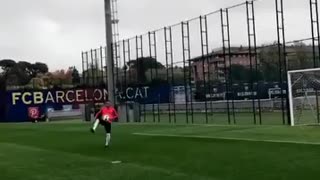 VIDEO: Neymar and Justin Bieber score a Goal together in Barcelona training.