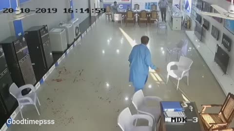 🩸 bloody fight during robbery.. very brave security man