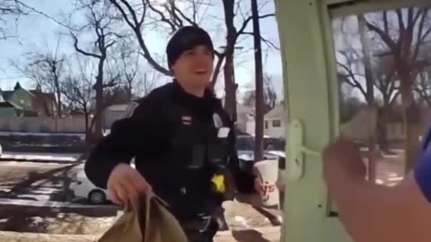 Police officer delivers DoorDash order after delivery driver got arrested