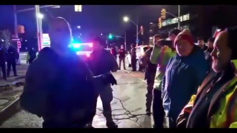 "I Appreciate You Guys" - Officer Talks With Freedom Convoy Protesters