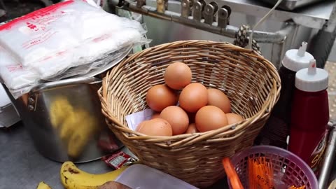 Eggs & Bananas! The Most Popular Roti Lady in Bangkok - Thai Street Food