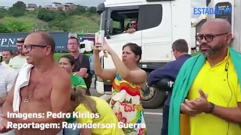 Caminhoneiros pró-Bolsonaro bloqueiam estradas após derrota nas eleições