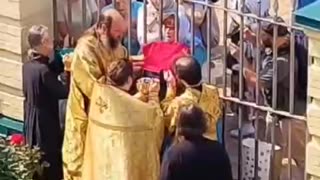 ❗️Monks are forced to administer Holy communion through the fence of the Kiev Lavra after Ukrainian President Zelensky's Police ban believers from accessing the church