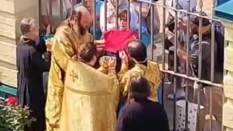 ❗️Monks are forced to administer Holy communion through the fence of the Kiev Lavra after Ukrainian President Zelensky's Police ban believers from accessing the church