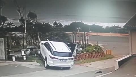 Bystander foils hijacking at Warner Beach