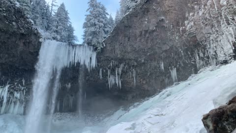 Waterfall Canyon Walls Basin – Tamanawas Falls – Mount Hood – Oregon – 4K