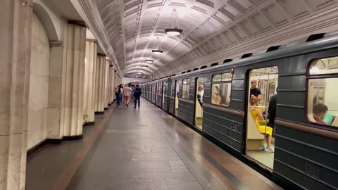 SUPER MOSCOW METRO🚇🇷🇺Beautiful girls in the evening subway🤩Красивые девушки вечернего метро