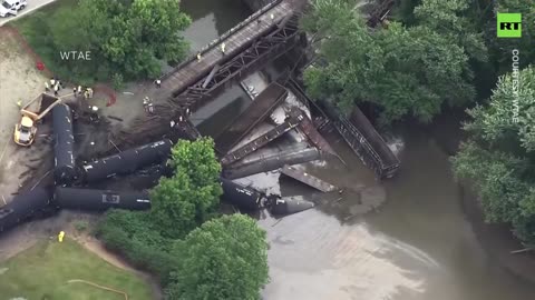 Pennsylvania train derails with oil leaking into river RT