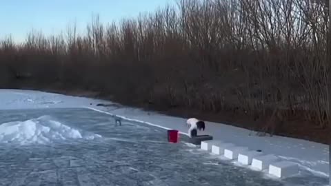 Девушка сделала большой снежный дом❄️