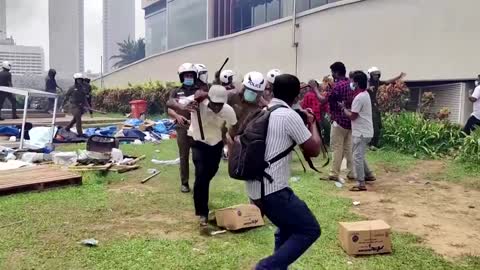 Pro- and anti-govt protesters in Sri Lanka clash