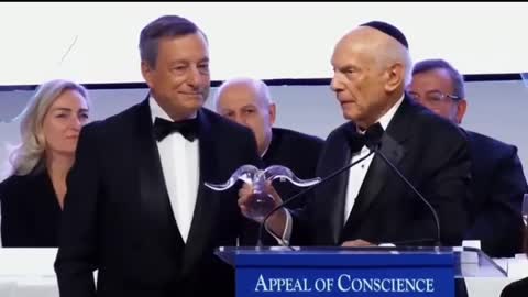 Una poltrona già pronta per Mario Draghi alla NATO?ecco dove rivedremo il premier uscente dimessosi e dopo aver ritirato a New York il premio come statista dell'anno(in foto,è quella statuina con le corna da caprone satanico)