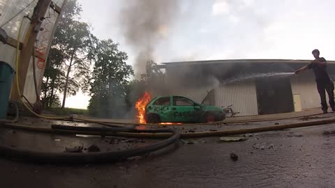 Opel Corsa steht in Flammen!