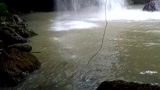 Tentro da caverna atrás da cachoeira