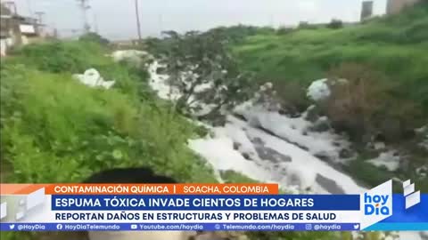 Una espuma tóxica invade las casas de al menos 400 familias en Soacha, Colombia | Noticias Telemundo