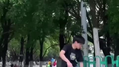 QIUZIHANG skates in the street park every day 🛹