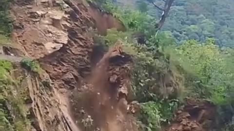Landslide 😱 OMG😭😭😭