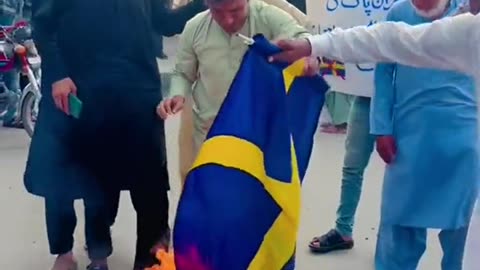 Islamist Muslims teach their children to burn Swedish flags