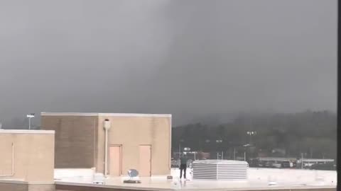 Strong Tornado hits Little Rock Arkansas