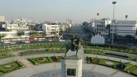 King Taksin Statue at Wonwian Yai