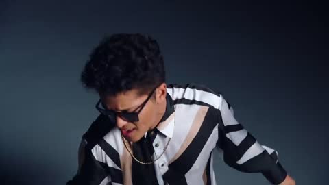 Bruno Mars - Locked Out Of Heaven (Official Music Video)