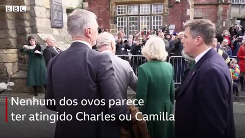 Manifestante atira ovos contra rei Charles