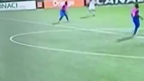 Video: futbolista profesional muere en medio de un partido