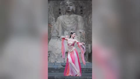 The beautiful girl is dancing, performing Chinese dance