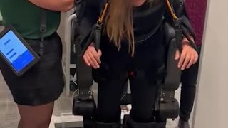 Mara Gabrilli anda com ajuda de exoesqueleto