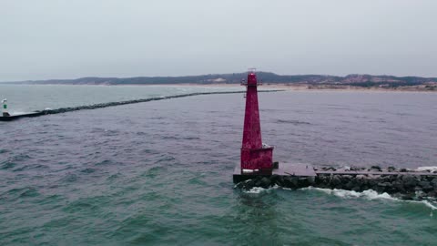 Circling the Muskegon Michigan Lighthouse in 4k