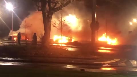 Na França 690 carros foram queimados e a polícia prendeu 490 pessoas por tumulto.