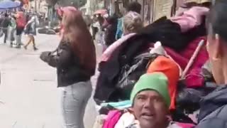 Impresionante asonada de indígenas contra policías en Bogotá