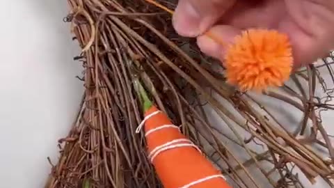 Grab some carrots for this easy spring wreath! 🥕