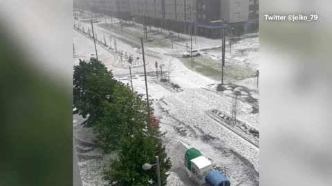 Hailstorm causes disruption on Spanish street