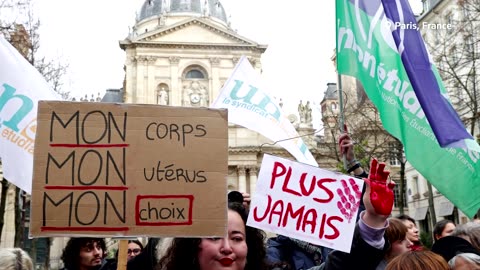 French lawmakers make abortion a constitutional right