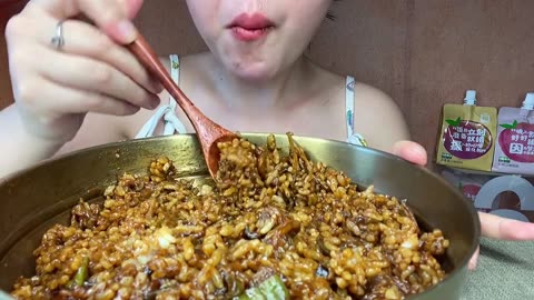 A big bowl of soft and glutinous eggplant bibimbap, a big pot of steaming tomato and egg dumplings