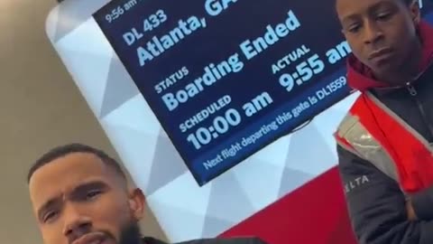 Woke card denied.. Trans activist tries to intimidate delta airlines staff...