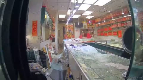 A mob of thieves rob a jewelry store in broad daylight in Oakland, California