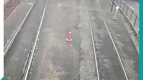 Puzzled driver ends up on tramway tracks in Istanbul