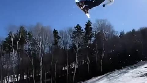 Man doing his best in the snow😍