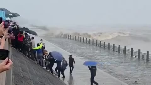 Unexpected Tide shocks people in Zhijiang, China