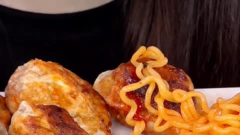 Spicy Fried Dumplings Mandu, Spicy Cold Noodles #zoeyasmr #zoeymukbang #bigbites #mukbang #asmr #foo