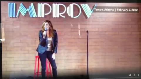 A must SEE: Comedian at IMPROV in AZ collapses after saying she is fully VAXXED