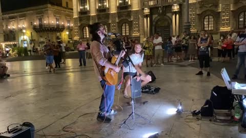 Folla immensa canta insieme ad artista di strada - "Che sarà" in una piazza siciliana