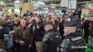 Gli agricoltori francesi alla fiera gridano Macron dimettiti!