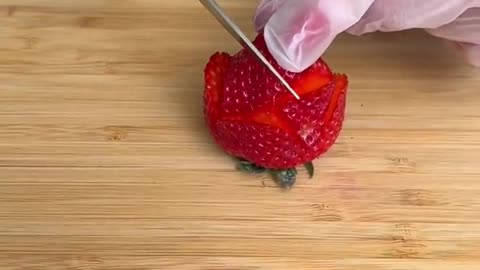 This strawberry trick is so cool 😍🤯