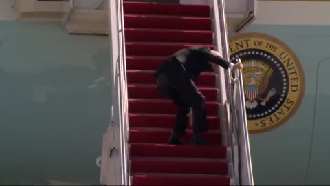 Joe biden folls on Air force stairs