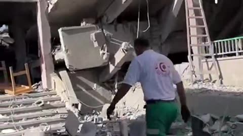 ⚠️ Israeli Airstrike on Gaza School Kills 50 – Hospital Director